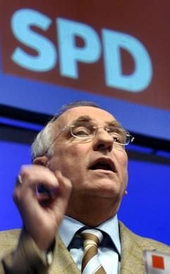 Der Bildungssenator von Berlin, Klaus Böger, spricht am Sonnabend (9. April 2005) zu den Delegierten des Landesparteitages der SPD in Berlin. (Foto: dpa)