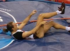 Tim Lobinger vom ASV Köln liegt am Sonntag (07.03.2004) im Stabhochsprung-Finale bei der Leichtathletik-Hallen-WM in der Budapester Sportarena nach seinem letzten Versuch über 5,80 m auf der Matte. Seinen WM-Titel vom Vorjahr konnte er nicht verteidigen. (Foto: Arne Dedert, dpa)
