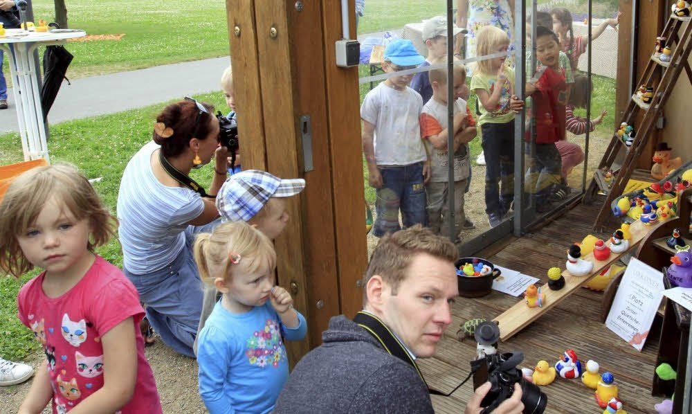 Quietscheenten, Weihnachtsenten, Fußballenten - eine Ausstellung rund um die Badeente wurde am Freitag im Zeitzer Schlosspark eröffnet.