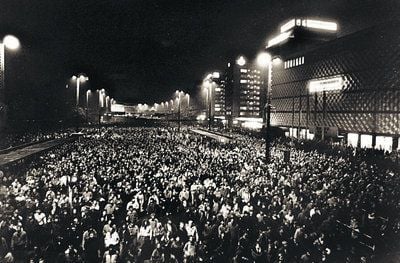 Rund 70 000 Menschen waren bei der Montagsdemo am 9. Oktober 1989 in Leipzig unterwegs. Das Foto stammt aus einem Film des Kameramannes Siegbert Schefke, der im Herbst 1989 heimlich von einem Kirchturm aus drehte.