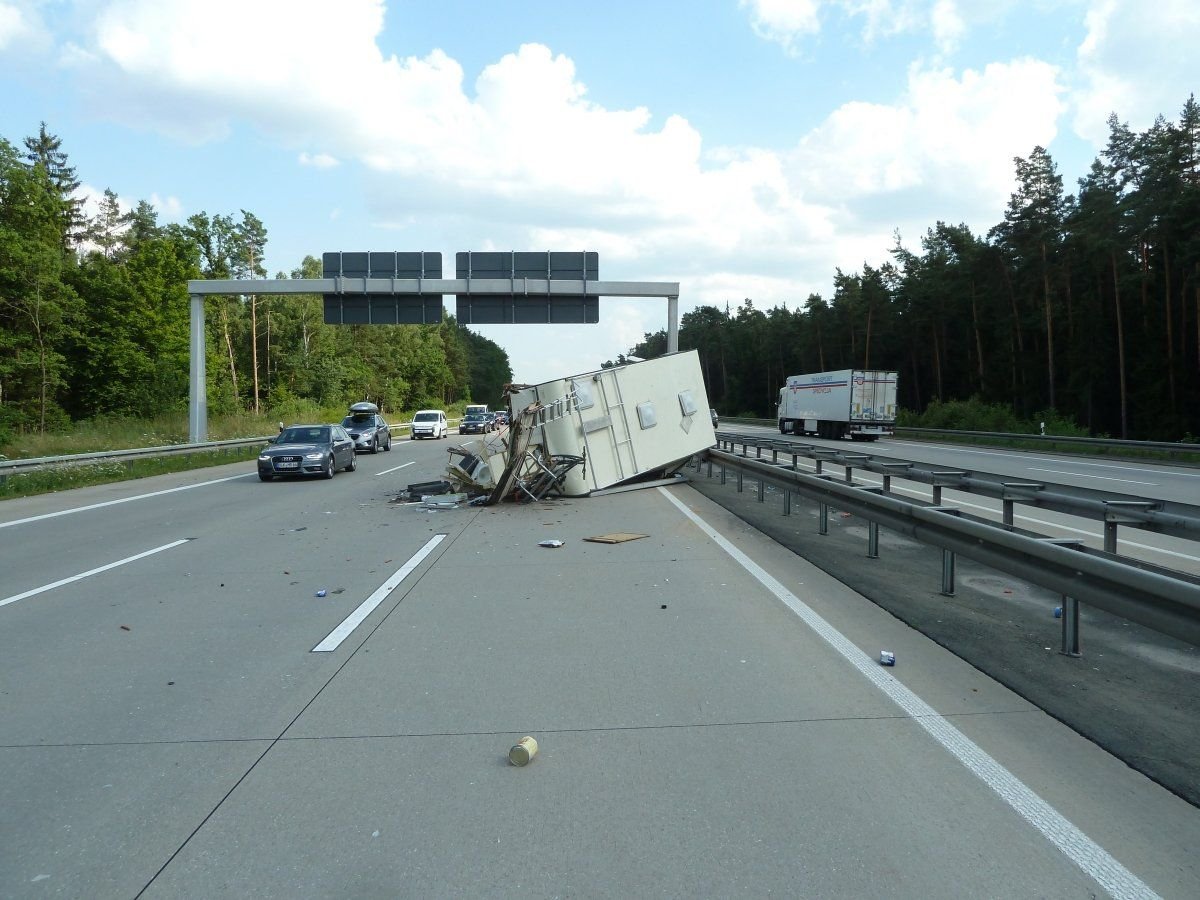 Bei dem Unfall auf der Autobahn 9 wurde das Wohnmobil völlig zerstört.