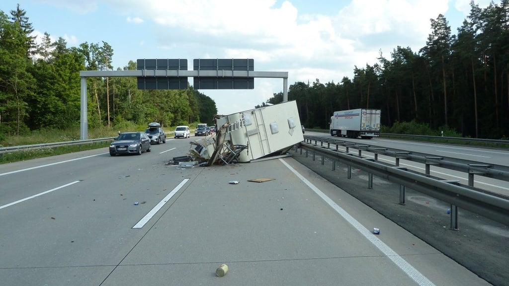 Unfall am Hermsdorfer Kreuz: Unfall am Hermsdorfer Kreuz: Wohnmobil kracht frontal in Leitplanke