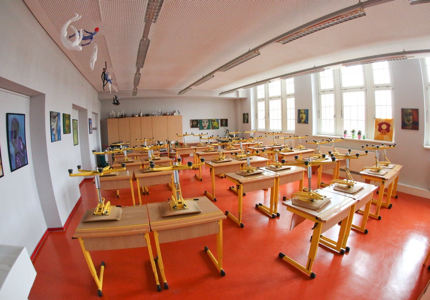 Ein leerer Klassenraum im Landesgymnasium Latina.
