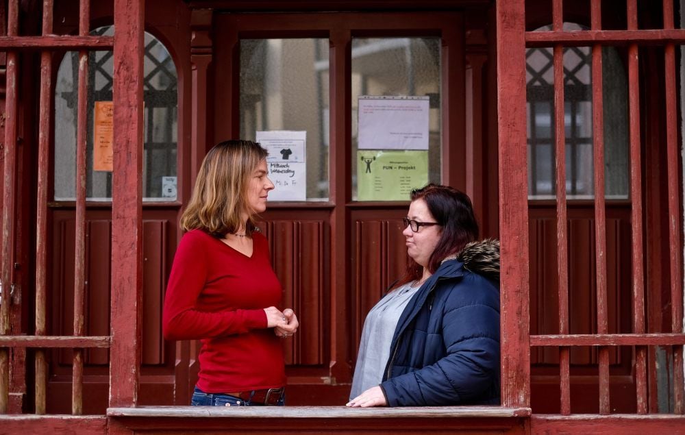 Anna Manser vom Schirm-Projekt (links) freut sich, dass sie Yvonne Schieritz und ihren acht Kindern weiterhelfen kann. In der Einrichtung in der Nähe des Bahnhofs wird die Hallenserin auch von Familienhelfern des Schirm-Projekts betreut.
