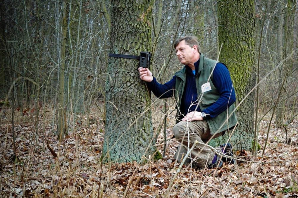 Zu den Aufgaben des Nabu-Wolfsbotschafters Christian Emmerich gehört auch das Installieren von Fotofallen.