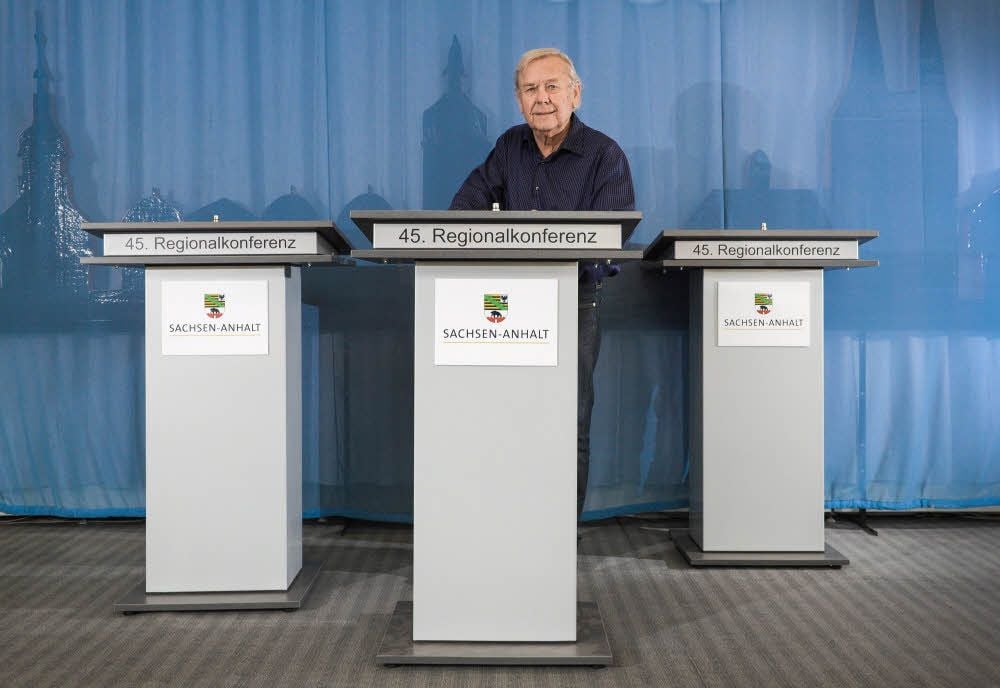 Drei Rednerpulte hat Manfred Eichler für die 45. Regionalkonferenz gestaltet. Sie kommen am Mittwoch in Bad Schmiedeberg zum Einsatz.