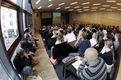 Jurastudenten verfolgen in einem Hörsaal der Martin-Luther-Universität Halle-Wittenberg in Halle die Einführungsvorlesung im Fach Jura. Wer hier gut zuhört, kommt später weniger in die Verlegenheit abzuschreiben. (Foto: ddp)