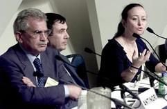 Will im Wettlauf um das erste geklonte Menschenbaby siegen: Brigitte Boisselier (r.) mit ihren Kollegen Severino Antinori (l.) und Panos Zavos (Foto: dpa)