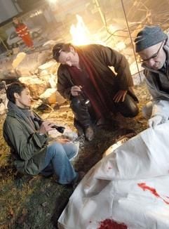 Lena (Ulrike Folkerts) (v.l.) und Kopper (Andreas Hoppe) untersuchen bei Peter Becker (Peter Espeloer) den Tatort in der «Tatort»-Folge «Nachtwanderer» (undatierte Filmszene). (Foto: dpa)