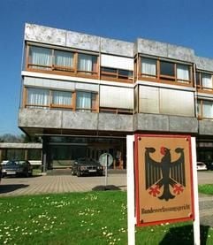 Das Archivfoto zeigt einen Gebäudeteil des Bundesverfassungsgerichts in Karlsruhe. Das Bundesverfassungsgerichtverkündet am 10. Februar sein Urteil über das sachsen-anhaltischeGesetz zur nachträglichen Sicherungsverwahrung von Schwerverbrechern. (Foto: dpa)