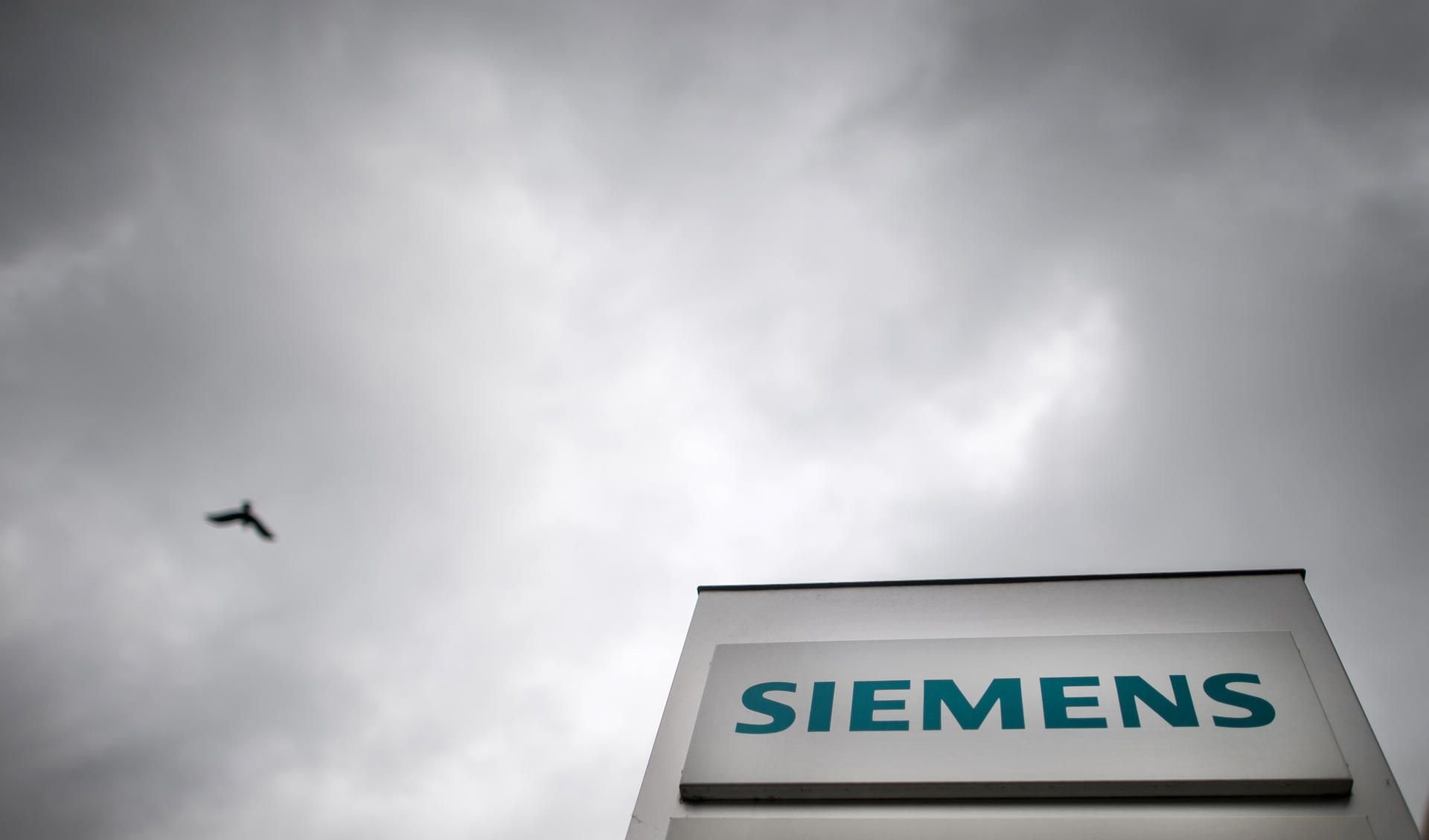 Grauer Himmel über der Niederlassung des Siemens-Konzerns in Mülheim.