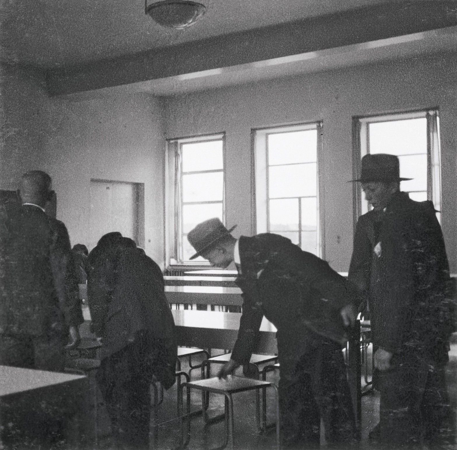 Besucher begutachten das Mobiliar der Kantine im Bauhaus Dessau, um 1930/32