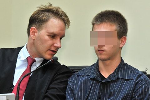 Der Angeklagte Markus S. (r.) sitzt am 13.07.2010 in München auf der Anklagebank des Landgerichts neben seinem Anwalt Maximilian Pauls. (FOTO: DPA)