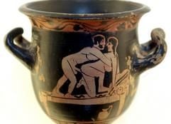 Auf einem Mischgefäß aus dem 4. Jahrhundert v. Chr. ist ein Liebespaar dargestellt. Die Leihgabe aus dem Berliner Antikenmuseum gehört zu den Exponaten der neuen Sonderausstellung «100.000 Jahre Sex, Über Liebe, Fruchtbarkeit und Wollust». (Foto: dpa)