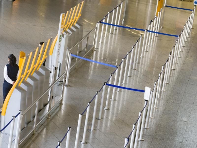 Stillstand an den Flughäfen. Nach der weltweiten Reisewarnung des Auswärtigen Amtes müssen Pauschalreisen in der nächsten Zeit nun kostenlos storniert werden. Foto: Frank Rumpenhorst/dpa/dpa-tmn