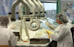 In der DOT Dünnschicht- und Oberflächentechnologie GmbH in Rostock kontrolliert Andrea Venohr gemeinsam mit Kolleginnen am Dienstag (03.01.2006) die Beschichtung von Implantaten mit einer dünnen bioaktiven Calciumphosphat-Schicht, die ein beschleunigtes Knochenwachstum und damit eine schnellere und bessere Einheilung des Implantats bewirkt. (Foto: dpa)