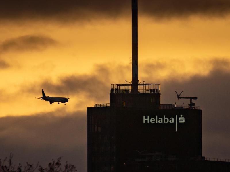 Besucher stehen auf der Aussichtsplattform des Maintowers, der die Zentrale der Helaba beherbergt. Foto: Frank Rumpenhorst/dpa
