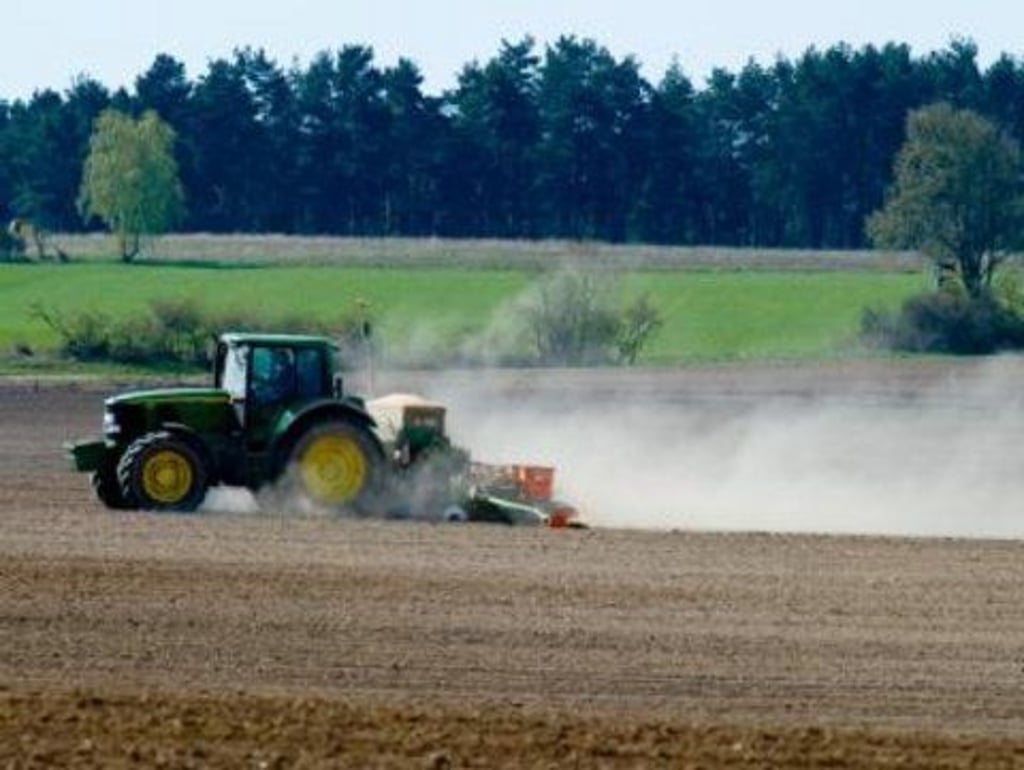 Unbekannte haben in der Nacht zu heute von einem Betriebsgelände in der Verbandsgemeinde Elbe-Heide mehrere landwirtschaftliche Maschinen gestohlen. Die Polizei sucht nach Hinweisen.