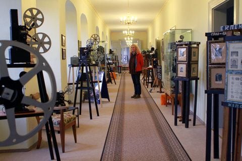 Das Filmmuseum Schloss Ballenstedt im Landkreis Harz beherbergt Exponate aus über 100 Jahren. Alte Technik, vergilbte Plakate und eine Kulisse wie gemacht für Filmgeschichte: (FOTO: DPA)
