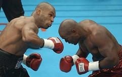 Mike Tyson (li.) boxt gegen Clifford Etienne im Schwergewichtskampf am 22. Februar, 2003 in Memphis. (Foto: dpa)