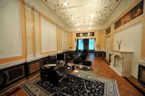 Im ehemaligen Marmorsaal hat Ministerpräsident Reiner Haseloff (CDU) seinen Schreibtisch, wenn er in Berlin ist. (FOTO: ANDREAS STEDTLER)