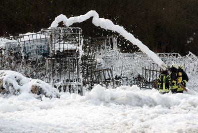 Feuerwehrleute löschen in Schieder-Schwalenberg bei Detmold (Nordrhein-Westfalen) die letzten Reste eines Feuers auf dem Gelände eines Entsorgungsbetriebes. (FOTO: DPA)