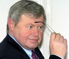 Der ehemalige brandenburgische Landwirtschaftsminister Edwin Zimmermann (SPD) steht am Mittwoch (18.02.2004) in Potsdam kurz vor der Urteilsverkündung im so genannten "Backofen-Prozess" in einem Saal des Landgerichtes. (Foto: dpa)