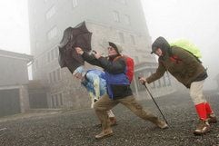 Eine Wandergruppe kämpft auf dem Brocken. (Foto: dpa)