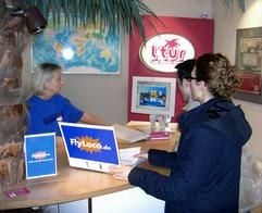 Im Reisebüro online gehen: Die Reisen des «virtuellen Veranstalters» Flyloco sind seit Februar auch in den insgesamt 149 Shops der Schwestermarke L'tur buchbar. Die Mitarbeiter dort surfen dann zusammen mit dem Kunden am Laptop im Internet. (Foto: dpa)