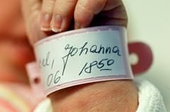 Die zwei Tage alte Johanna trägt am Samstag (14.01.2006) ein Namensband am Handgelenk. Im Jahr 2005 kamen nach der ersten Auswertung der Statistiker 690 000 Kinder zur Welt - 16 000 weniger als ein Jahr zuvor. (Foto: dpa)