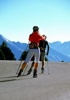 Zügige Abfahrt: Wer mit dem Nordic Skating beginnt, sollte das herkömmliche Skaten bereits beherrschen, da sich die Koordination von Arm- und Beinbewegung sonst schwierig gestaltet. (Foto: dpa)