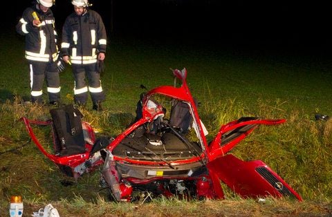 Bei einem schweren Verkehrsunfall in Coesfeld (Kreis Coesfeld) sind am Samstag drei Menschen getötet worden. (FOTO: DPA)