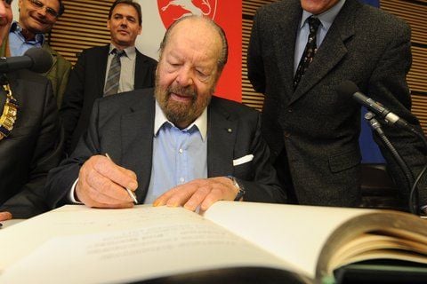 Der italienische Schauspieler Carlo Pedersoli, besser bekannt als Bud Spencer in Schwäbisch Gmünd in das Goldene Buch der Stadt ein. (FOTO: DPA)