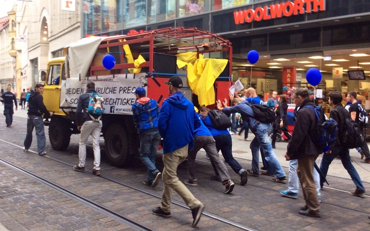 Drei Stunden lang zogen die Demonstranten vom Hauptbahnhof über das Steintor und das Reileck zum Marktplatz.