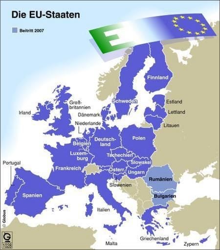 25 Staaten gehören heute zur EU. Ab Januar 2007 werden es 27 sein: Rumänien und Bulgarien werden dann die volle EU-Mitgliedschaft erhalten. Mit der Türkei ist die EU in Verhandlungen, deren Ausgang ungewiss ist. Weitere Beitritte sind konkret nicht geplant. Interessenten gäbe es genug: Die Balkan-Länder orientieren sich stark nach Europa und haben teilweise bereits Assoziierungsabkommen geschlossen, und weitere osteuropäische Länder sehen die EU als politisches (Fern)-Ziel. Die EU weiß allerdings auch um ihre Strukturen, die bereits mit 25 Mitgliedsländern eine optimale Abstimmung nicht immer gewährleisten können. Bevor nach außen die Erweiterung weitergehen kann, müssen interne Reformen die Handlungsfähigkeit der EU. (Grafik: dpa)