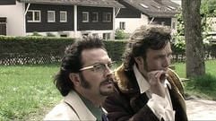 Im Kinofilm «Tödliche Verbindungen» stehen Kommissar Degenhardt (Adnan Erten - l) und Kommissar Hartmann (Luky Zappatta) in einer Wohnsiedlung. (Foto: dpa)