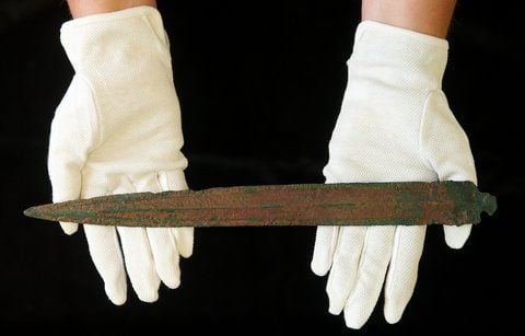 Ein Schwert aus der Zeit von 1400 v. Chr. wird im Landesmuseum für Vorgeschichte in Halle (Saale) vorgestellt. (FOTO: DPA)