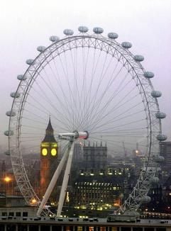Das Riesenrad in London, aufgenommen am 30.12.1999 (Archivfoto). Das London Eye prägt die Skyline der Metropole und lockt täglich etwa 10 000 Fahrgäste an. Mit seinen 135 Metern ist es doppelt so hoch wie das Riesenrad auf dem Wiener Prater. (Foto: dpa)