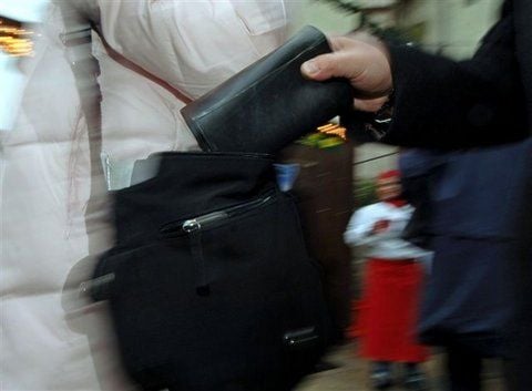 Ein gestelltes Foto zum Handtaschendiebstahl. (FOTO: DPA)