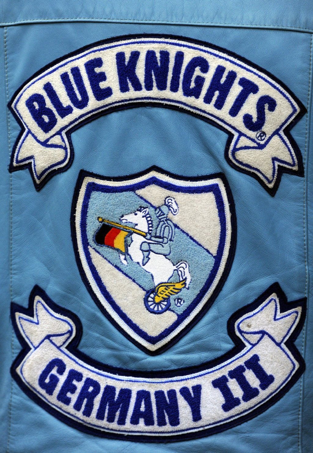 Die Aufnahme zeigt die Rückseite eines Mitglieds des Bremer Chapters der aus aktiven und pensionierten Polizisten bestehenden Motorradgruppe «Blue Knights» in Bremen.