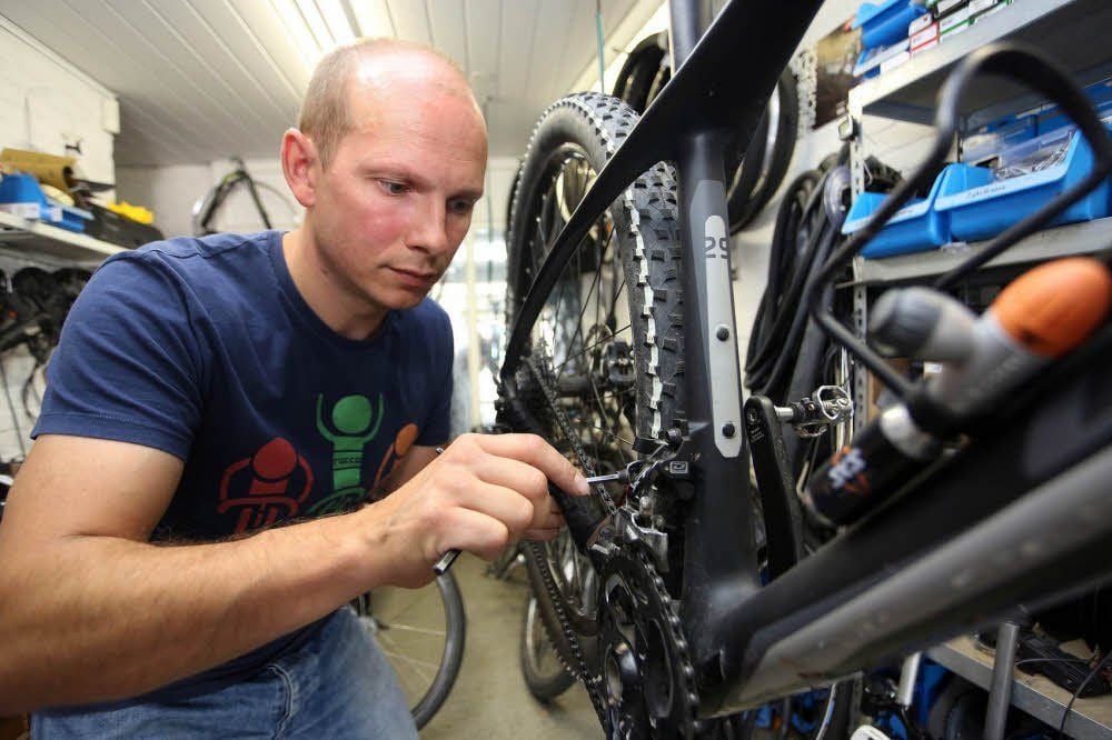 Zweiradmechaniker Rocco Günther hat seit 2011 in Wolfen seinen eigenen Laden.