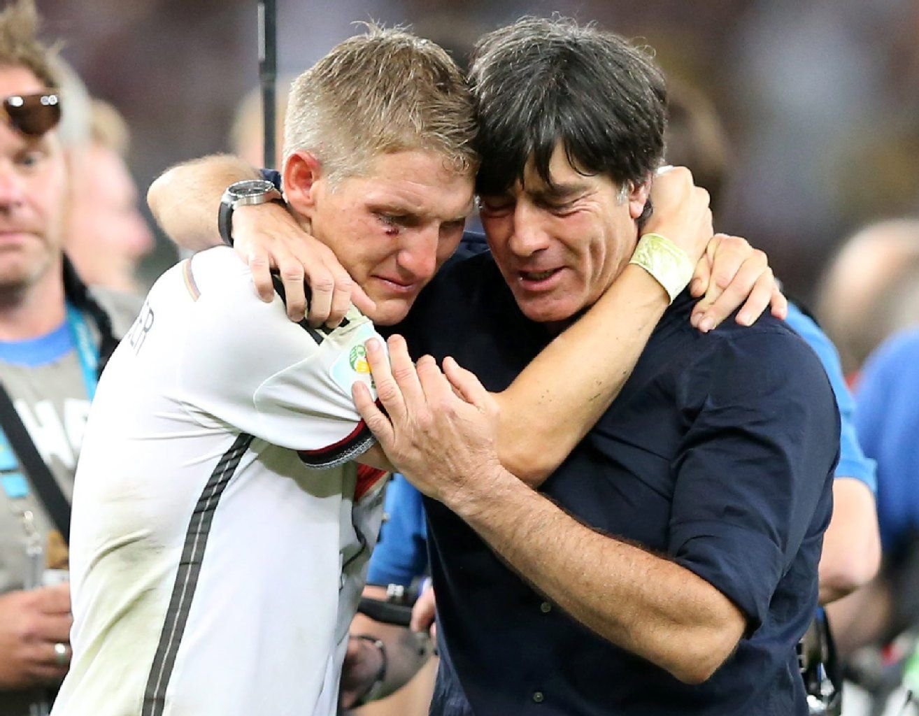 Bastian Schweinsteiger und Joachim Löw nach ihren größten gemeinsamen Triumph, dem WM-Gewinn 2014 in Brasilien.