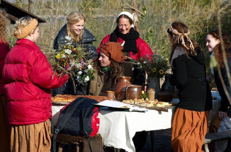Im Oktober 2011 drehte das ZDF am Geiseltalsee für das Märchen „Die 6 Schwäne“ mit Sinja Dieks (Zweite von links) in der Hauptrolle.