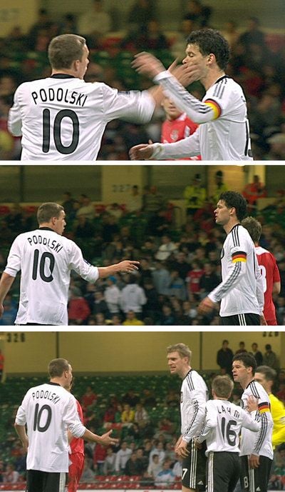 Drei Sequenzen von der Tätlichkeit von Lukas Podolski (l) und dem deutschen Kapitän Michael Ballack beim WM-Qualifikationsspiel zwischen Wales und Deutschland am Mittwoch (01.04.2009) im Millennium Stadion in Cardiff. (FOTO: DPA)