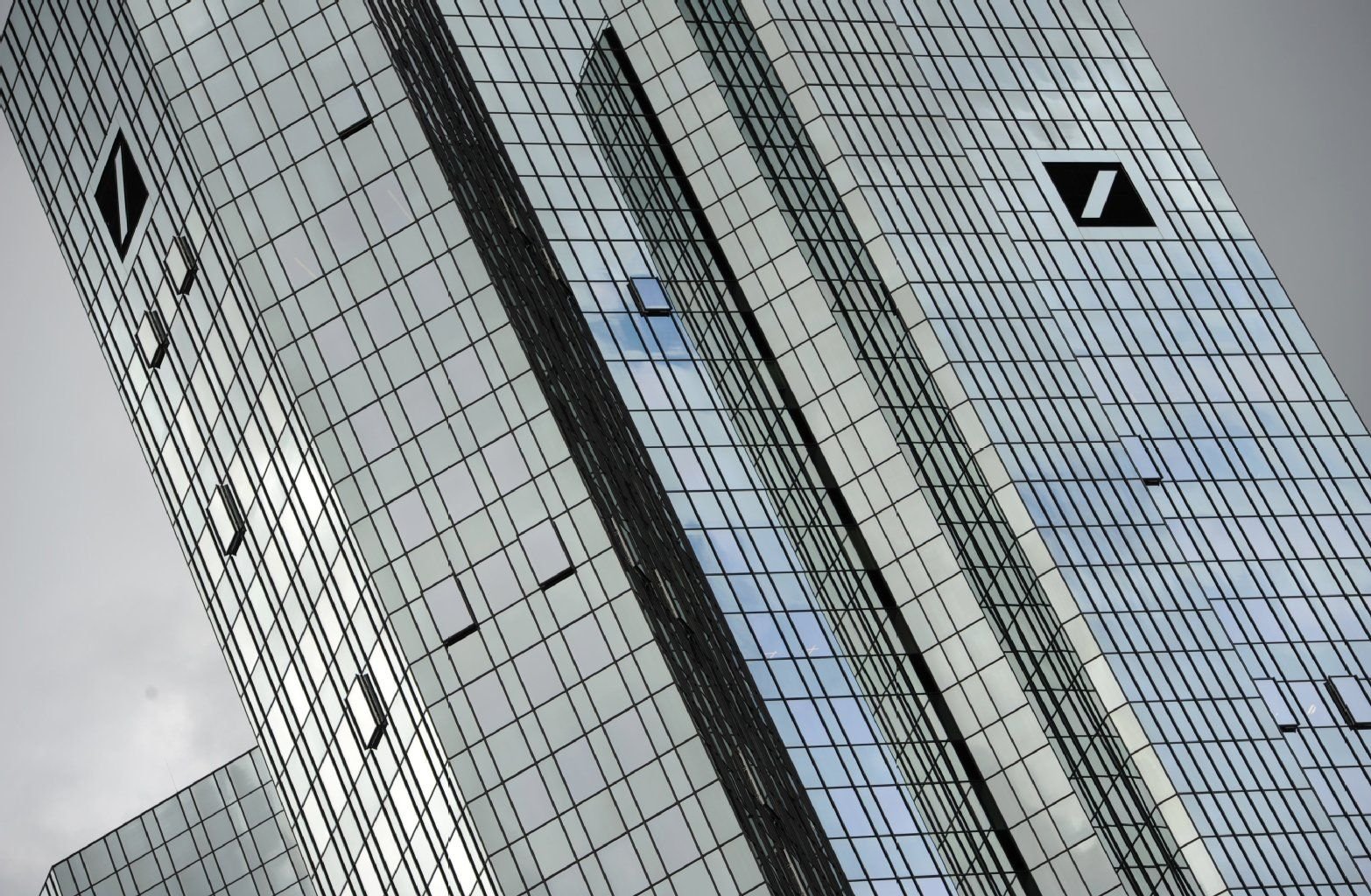 Die Zentrale der Deutschen Bank in Frankfurt am Main. Die Bankenaufsicht kommt der Deutschen Bank bei der Erfüllung der kritischen Verschuldungsquote offenbar entgegen.