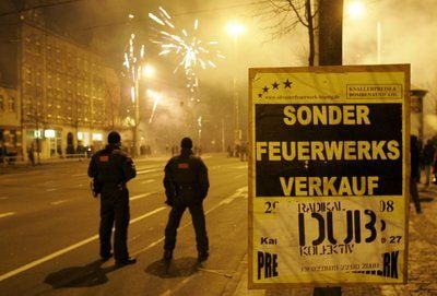 Bereitschaftspolizisten überwachen die Silvesterfeiern 2008/09 am Connewitzer Kreuz in Leipzig.