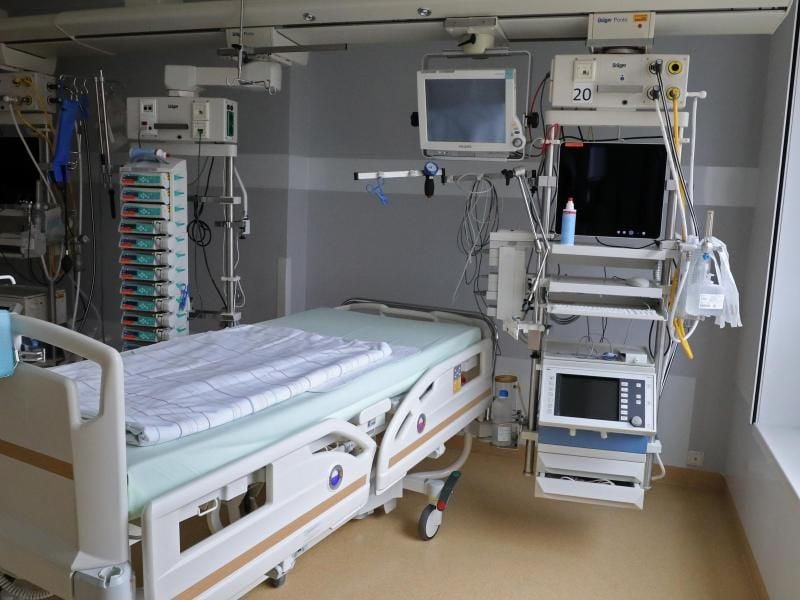 Ein Bett auf einer Intensivstation. Foto: Bernd Wüstneck/dpa-Zentralbild/dpa/Symbolbild