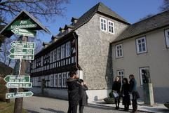 Die Geburtsstunde des Kindergartens liegt im Jahr 1840. Damals gründete Fröbel in Bad Blankenburg den «Allgemeinen Deutschen Kindergarten», heute Sitz des Fröbelmuseums. (Foto: dpa)