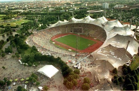 Die Luftaufnahme zeigt das Münchner Olympiastadion. (FOTO: DPA)