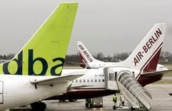 Ein Flugzeug der Fluggesellschaft dba und Maschinen von Air Berlin stehen auf dem Düsseldorfer Flughafen hintereinander. (Foto: dpa)